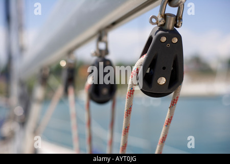 Les rouleaux sur une rampe d'un yacht à voile, close-up, differential focus Banque D'Images