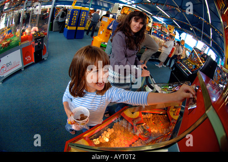 Mère et enfant jouant sur une machine de jeu dans une salle de jeux électroniques, la Grande-Bretagne UK Banque D'Images