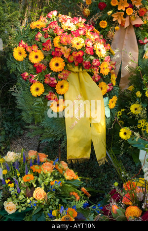 Décorées avec tombe fraîche d'innombrables fleurs à un cimetière en Allemagne Banque D'Images