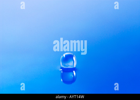 Waterdrop juste avant de les faire tomber dans l'eau Banque D'Images