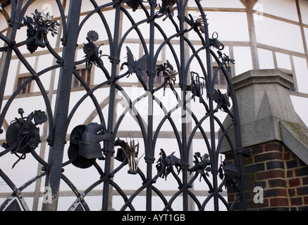 Porte en fer forgé du Shakespeare's Globe Theatre, Bankside, Southwark, London, England UK Banque D'Images