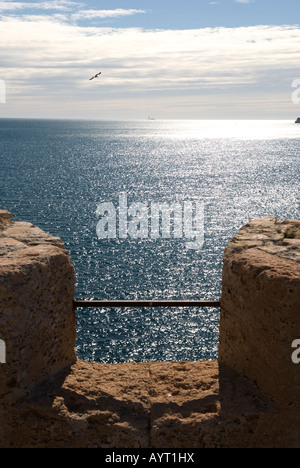 Une vue du Chateau D'If remparts sur la mer ouverte avec le phare sur l'horizon près de Marseille Banque D'Images