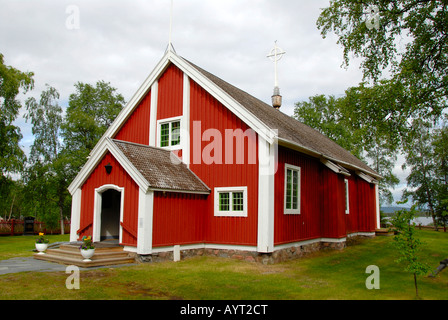 Vieux rouge et blanc d'église en bois, Jukkasjaervi, Laponie, Suède Banque D'Images