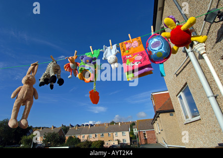 Les jouets mous séchant sur un fil a linge Banque D'Images