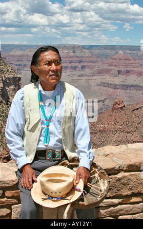 L'homme en costume traditionnel Navajo Banque D'Images