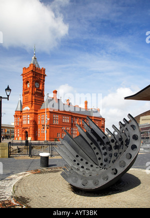 Sculpture de métal et Pierhead Building dans la baie de Cardiff, Pays de Galles, Royaume-Uni Banque D'Images