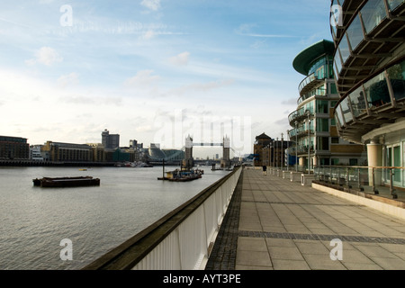 Les bâtiments modernes sur la Tamise à Wapping, Londres, Angleterre, RU Tower Bridge est à l'arrière-plan Banque D'Images