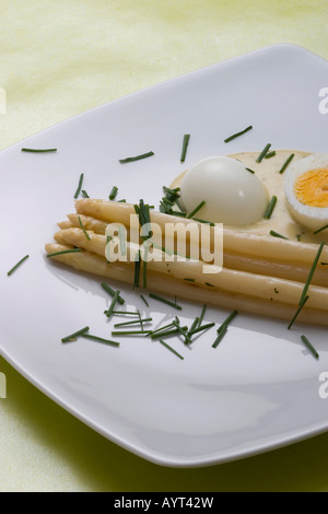 Asperges blanches et d'œufs durs à la moutarde sur une plaque Banque D'Images