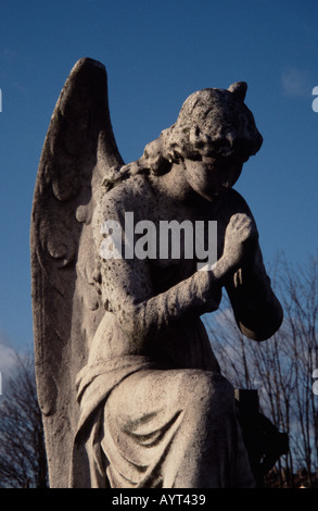 Statue d'un Ange priant à Kensal Green Cemetery, Londres Angleterre Royaume-uni Banque D'Images