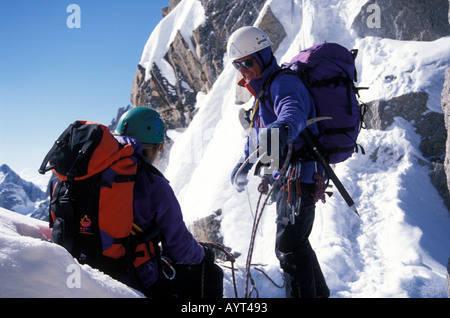 Un couple d'alpinistes dans la neige à mi-chemin du mountan préparer la prochaine montée, Chamonix domaine France Banque D'Images