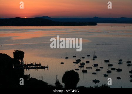 Coucher de soleil sur l'Hegau volcanique et du port de Mannenbach-Salenstein, Lac de Constance, frontière entre Thurgovie/Baden-Wuer Banque D'Images