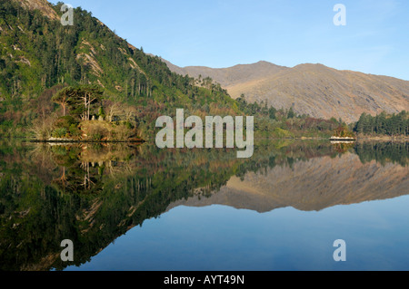 Glanmore lake reflections près du col et lauragh Healey, à l'extérieur de Kenmare County Kerry Ring of Kerry Irlande Banque D'Images