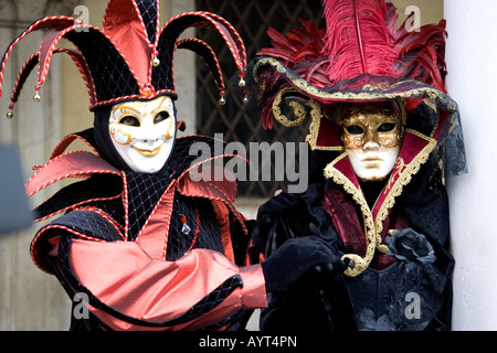 Arlequin (fou) costume et dame élégante, Carnevale di Venezia, Carnaval de Venise, Italie Banque D'Images