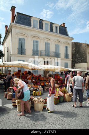 Marché de la Provence; les gens font des courses de paniers dans un étalage d'artisanat, marché de Lorgues, Provence, France Europe Banque D'Images