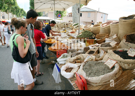 France marché; Shoppers et touristes achetant des herbes et épices en vente sur le marché, Lorgues, Provence, France Europe Banque D'Images