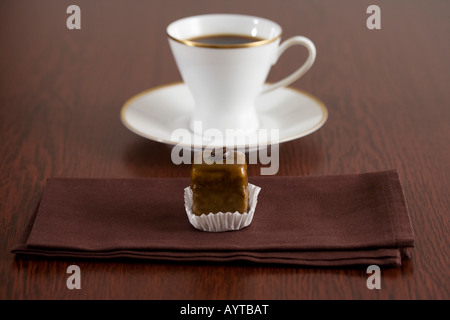 Une tasse de café et un gâteau au chocolat Banque D'Images