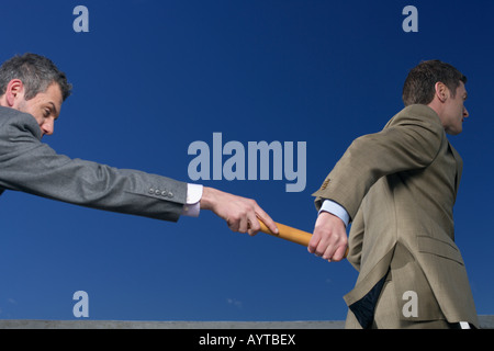 Businessman passant baton à collègue Banque D'Images