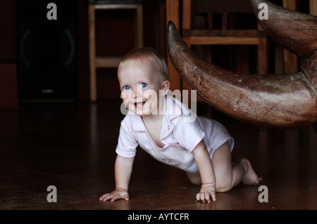Bébé garçon de 9 mois, à côté d'une corne de rhinocéros Banque D'Images