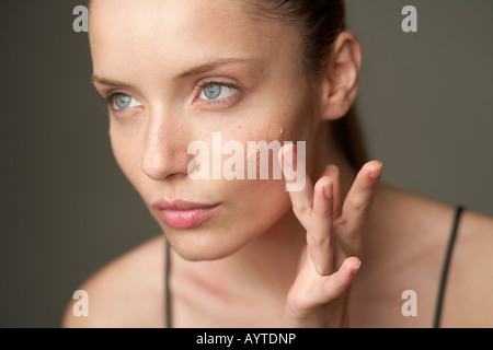 Jeune femme maquiller, close-up Banque D'Images