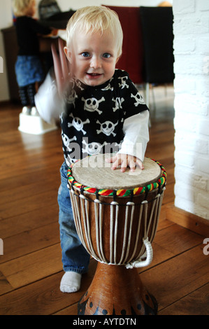 Un an old boy playing drums djembe africain Banque D'Images