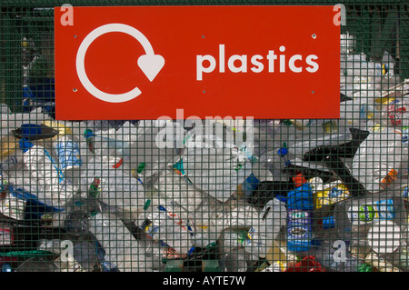 Le recyclage des plastiques ménagers contenant à recyclage point Tebay Angleterre Banque D'Images