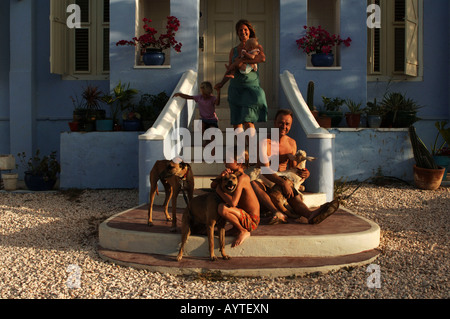 Antilles Néerlandaises Curacao billet family posing sur les étapes de leur évolution historique Dutch colonial cottage Banque D'Images