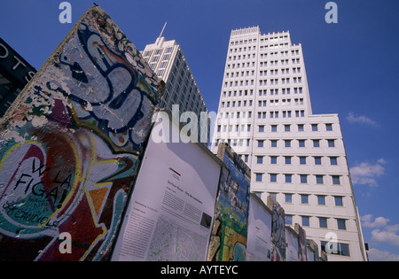 Segments du mur de Berlin lors d'une exposition à la Potsdamer Platz Berlin Allemagne Europe Banque D'Images