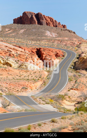 Une route qui serpente à travers le désert rocailleux Banque D'Images