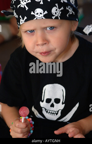 Fille avec des symboles de pirate crâne et épées croisées sur son T-shirt Banque D'Images