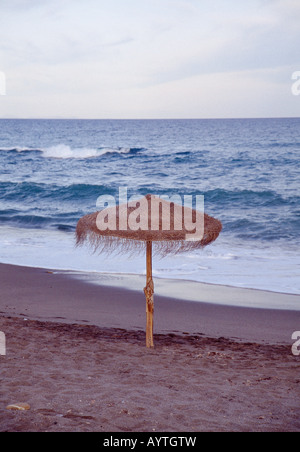 Parasol de plage solitaire. Mojacar. La province d'Almeria. L'Andalousie. L'Espagne. Banque D'Images