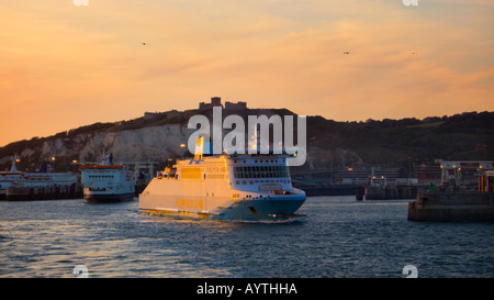 La Norfolk Line ferry Dover Harbour au coucher du soleil l'Angleterre Banque D'Images