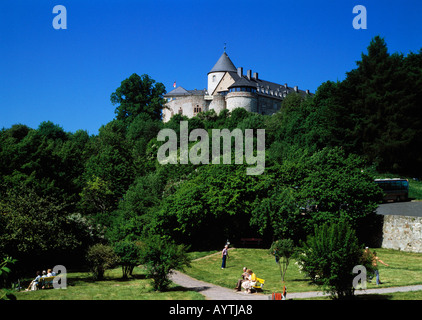 Auf einem Schloss Huegel, bewaldete Anhoehe, Freizeit, Menschen auf Baenken, Waldeck (Kreis Waldeck-Frankenberg), Basse-Saxe, Hesse Banque D'Images