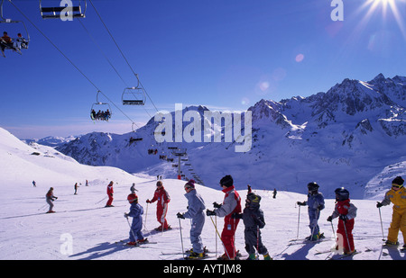 L'école de ski pour enfants sur les pentes de La Mongie, Pyrénées, France Banque D'Images