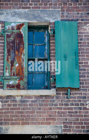 Fenêtre à volets d'une ancienne usine Banque D'Images