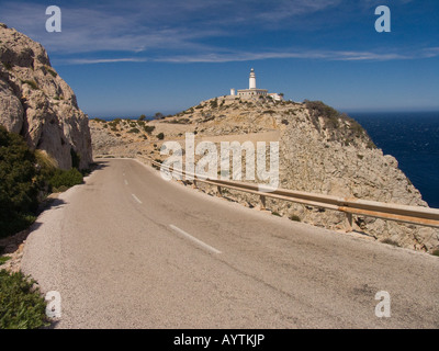 Route de montagne menant au phare Banque D'Images