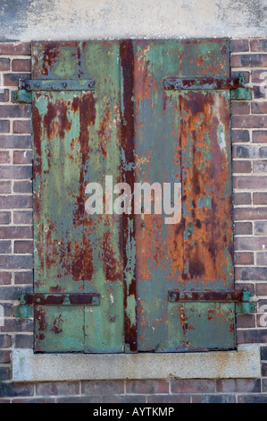Fenêtre à volets d'une ancienne usine Banque D'Images