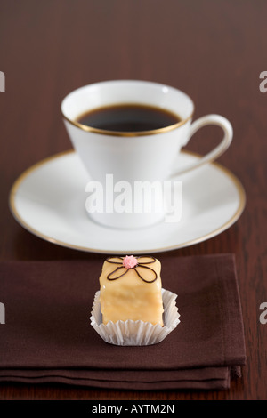 Une tasse de café et un gâteau au chocolat Banque D'Images