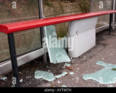 Abri bus vandalisés siège avec verre de sécurité cassé Banque D'Images