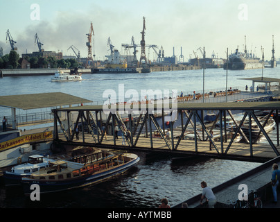 Blick über die Landungsbruecken zum Hamburger Hafen, Hamburg-Sankt Pauli, Elbe Banque D'Images