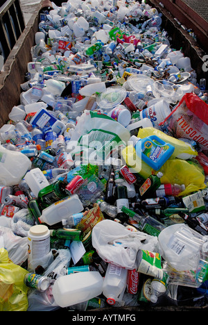 Les bouteilles et les boîtes de recyclage à une zone de collecte La collecte est partie d'un centre de recyclage municipal à Ringwood NJ Banque D'Images