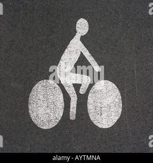 Symbole peint sur voie cyclable. Alsace, France. Banque D'Images