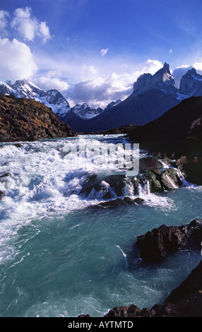 Rio Paine sous les Cuernos del Paine, Parc National Torres del Paine, Patagonie, Chili Banque D'Images