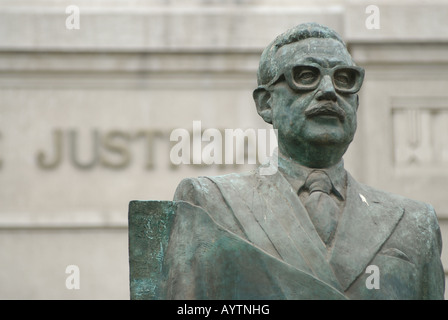 Statue de Salvador Allende à Santiago du Chili avec le ministère de l'édifice de la Justice dans l'arrière-plan Banque D'Images