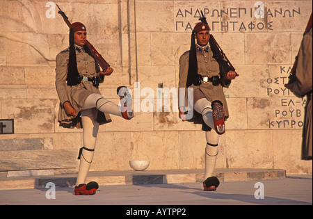 Athènes Evzones gardiens de la Tombe du Soldat inconnu à l'extérieur du palais présidentiel Banque D'Images