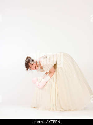 Une épouse rose porte des gants de boxe à la légère au regard des accords prénuptiaux et de se marier. Photo par JIm Holden. Banque D'Images