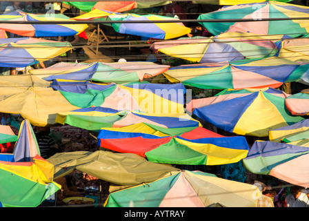 Coucher du soleil la lumière sur Kratje marché parapluie Cambodge Banque D'Images