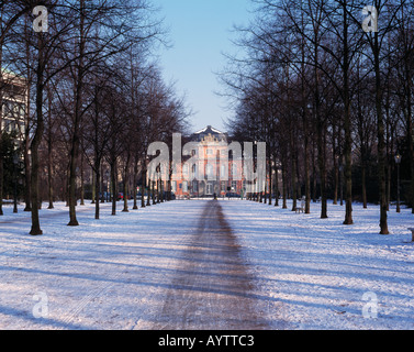 Verschneiter Hofgarten, Blick durch eine Allee auf Schloss Jaegerhof, Duesseldorf, Rhein, Allemagne Banque D'Images