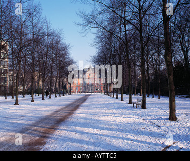 Verschneiter Hofgarten, Blick durch eine Allee auf Schloss Jaegerhof, Duesseldorf, Rhein, Allemagne Banque D'Images