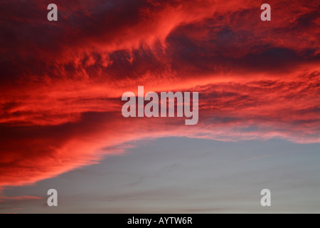 Nuages Orange au cours d'un incroyable coucher du soleil d'hiver au Royaume-Uni Banque D'Images