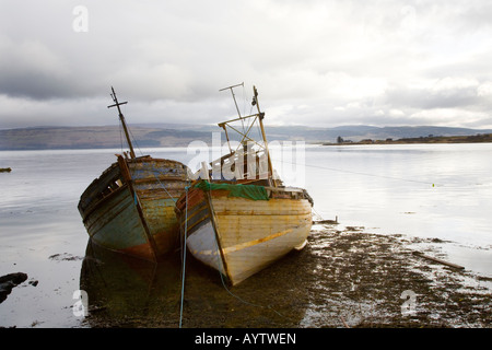 Deux vieux bateaux de pêche en bois sur la plage de Salen, île de Mull, Argyll, Écosse, Royaume-Uni, Ont été détruits et Abandonnés Banque D'Images